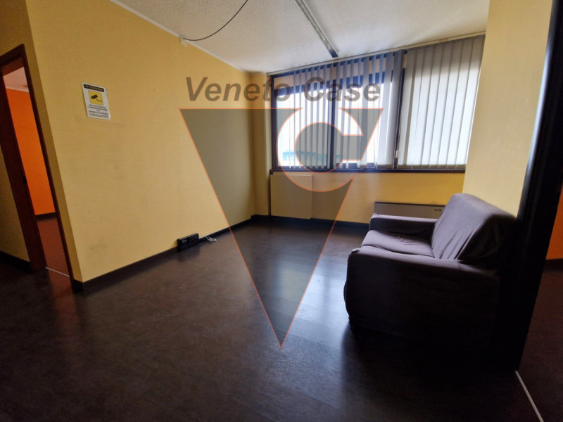 Proponiamo in vendita ampi e luminosi uffici di circa 240 mq nella prima periferia di Padova, nel...