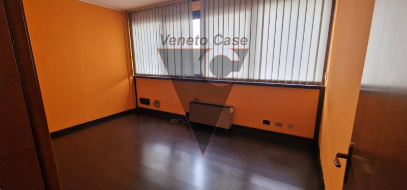 Proponiamo in vendita ampi e luminosi uffici di circa 240 mq nella prima periferia di Padova, nel...