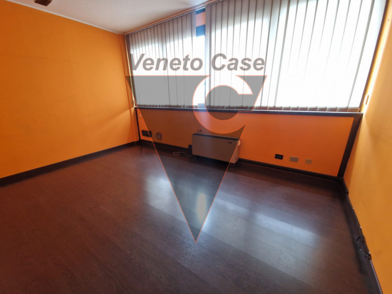 Proponiamo in vendita ampi e luminosi uffici di circa 240 mq nella prima periferia di Padova, nel...