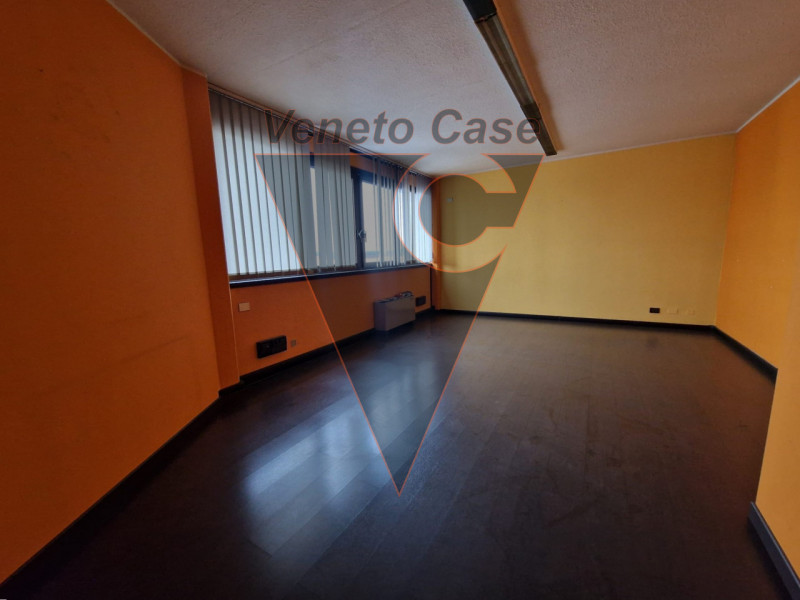Proponiamo in vendita ampi e luminosi uffici di circa 240 mq nella prima periferia di Padova, nel...