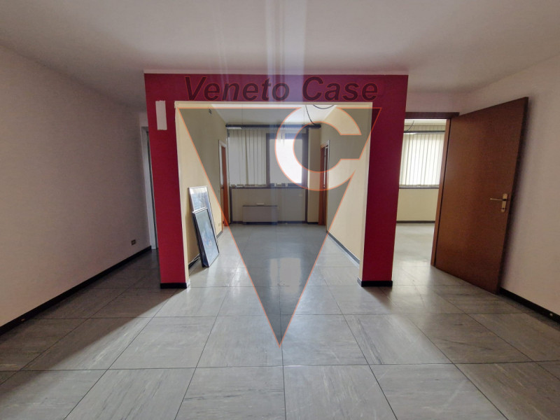 Proponiamo in vendita ampi e luminosi uffici di circa 240 mq nella prima periferia di Padova, nel...