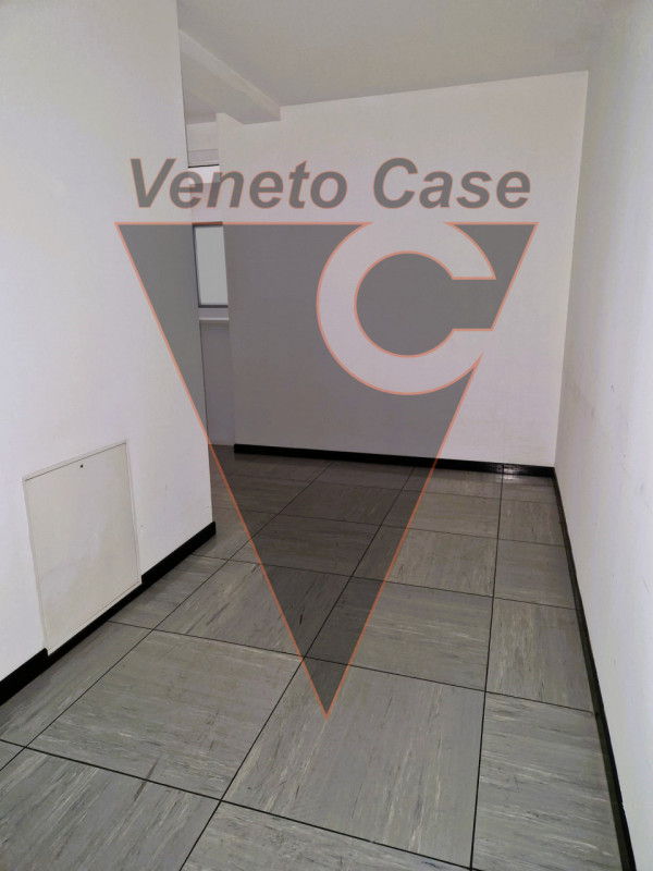 Proponiamo in vendita ampi e luminosi uffici di circa 240 mq nella prima periferia di Padova, nel...