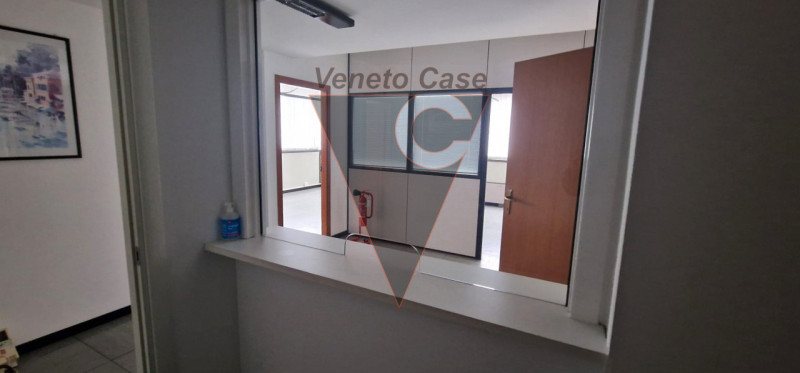 Proponiamo in vendita ampi e luminosi uffici di circa 240 mq nella prima periferia di Padova, nel...