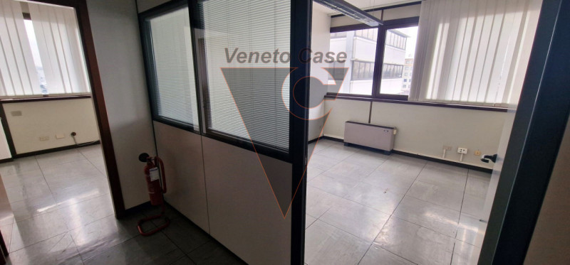 Proponiamo in vendita ampi e luminosi uffici di circa 240 mq nella prima periferia di Padova, nel...