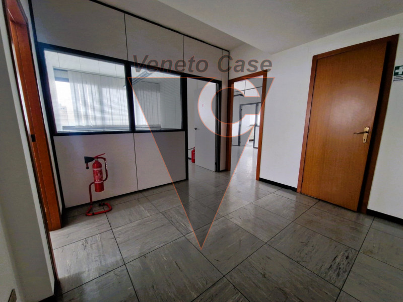 Proponiamo in vendita ampi e luminosi uffici di circa 240 mq nella prima periferia di Padova, nel...