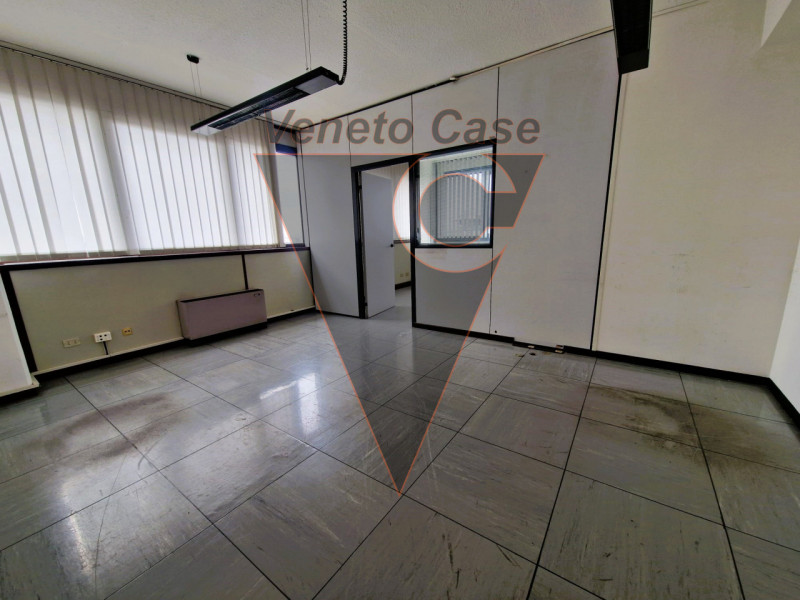 Proponiamo in vendita ampi e luminosi uffici di circa 240 mq nella prima periferia di Padova, nel...