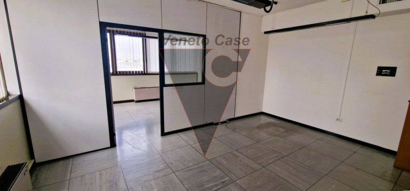 Proponiamo in vendita ampi e luminosi uffici di circa 240 mq nella prima periferia di Padova, nel...