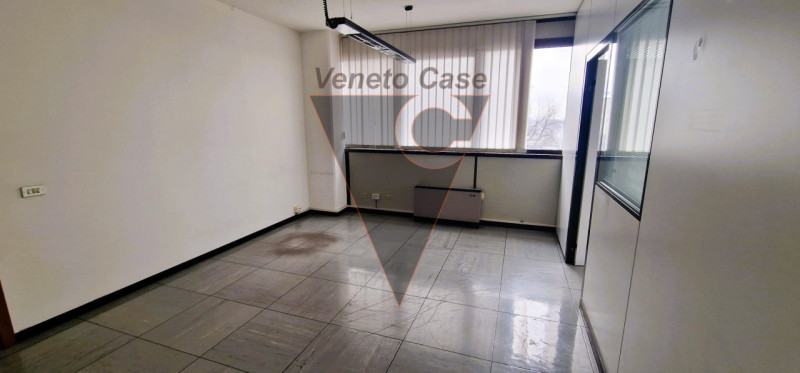 Proponiamo in vendita ampi e luminosi uffici di circa 240 mq nella prima periferia di Padova, nel...