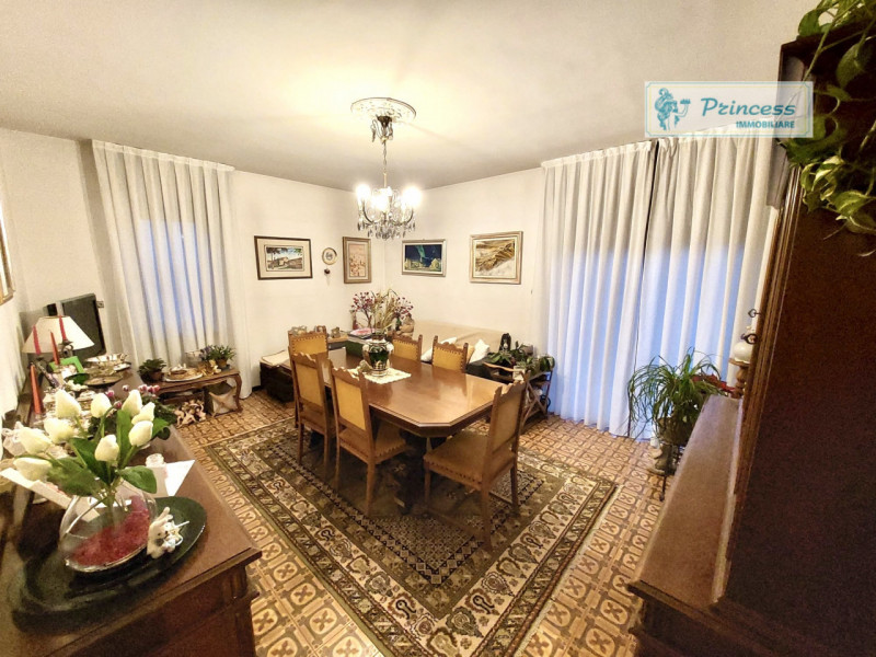 Proponiamo in vendita un ampio appartamento tricamere situato a Schio, in zona Sacro Cuore. Con u...