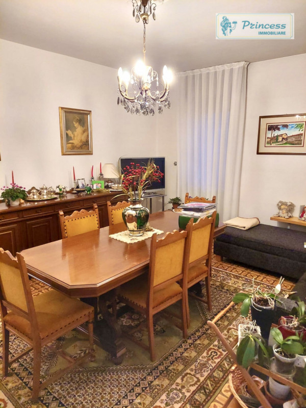 Proponiamo in vendita un ampio appartamento tricamere situato a Schio, in zona Sacro Cuore. Con u...