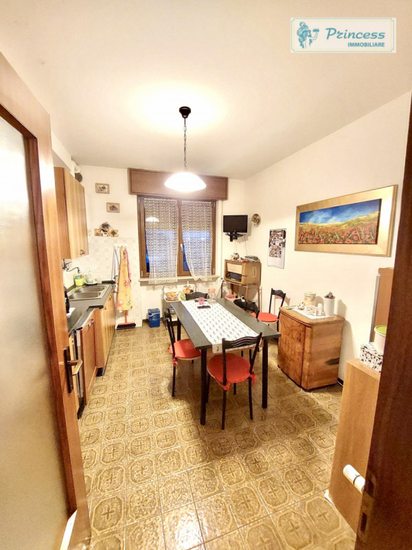 Proponiamo in vendita un ampio appartamento tricamere situato a Schio, in zona Sacro Cuore. Con u...