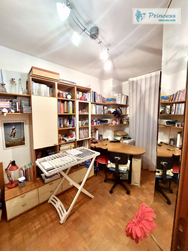 Proponiamo in vendita un ampio appartamento tricamere situato a Schio, in zona Sacro Cuore. Con u...