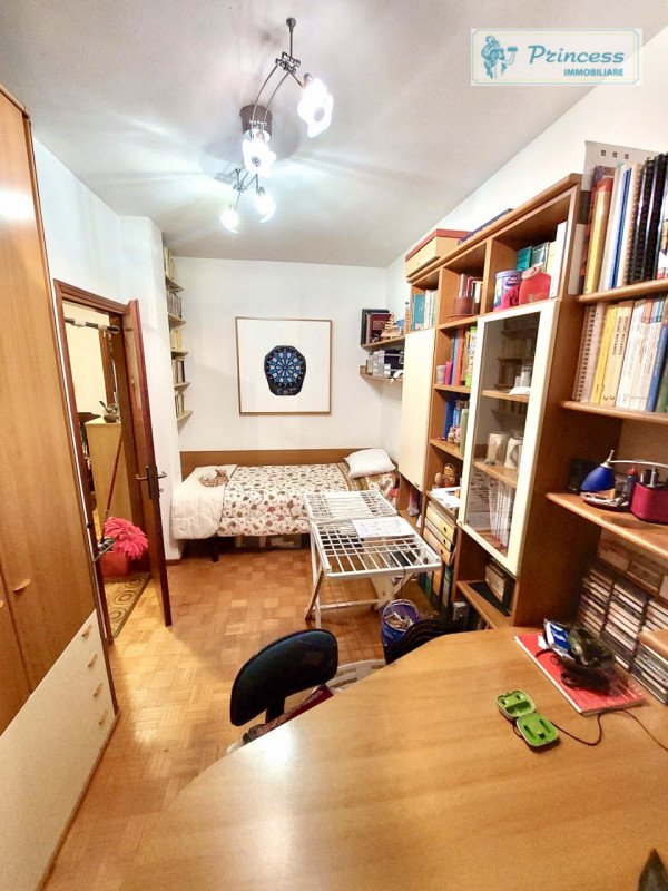 Proponiamo in vendita un ampio appartamento tricamere situato a Schio, in zona Sacro Cuore. Con u...