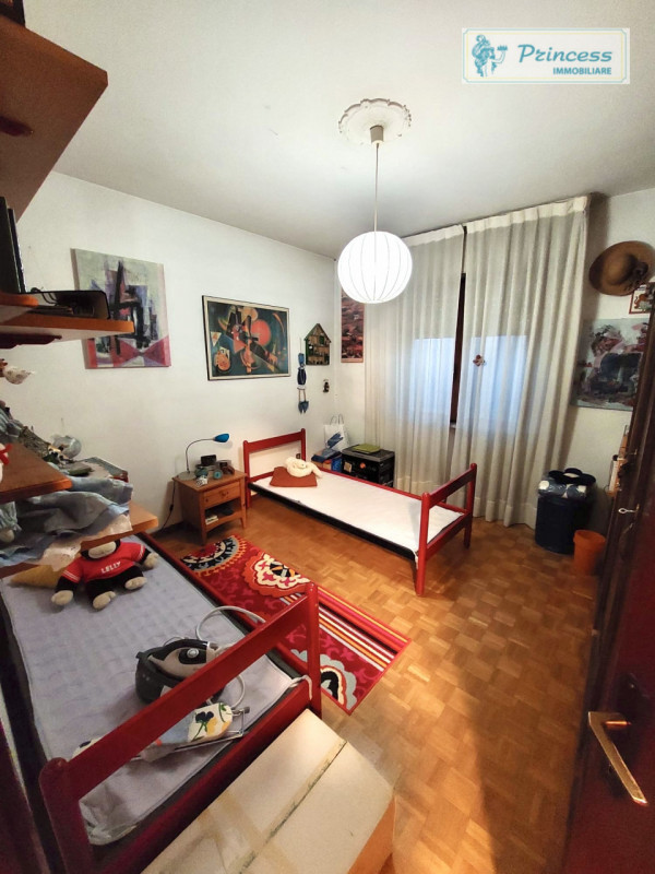 Proponiamo in vendita un ampio appartamento tricamere situato a Schio, in zona Sacro Cuore. Con u...