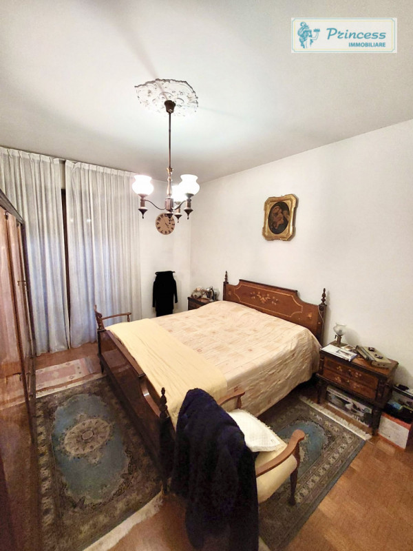 Proponiamo in vendita un ampio appartamento tricamere situato a Schio, in zona Sacro Cuore. Con u...