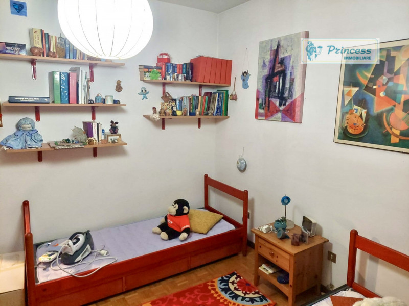 Proponiamo in vendita un ampio appartamento tricamere situato a Schio, in zona Sacro Cuore. Con u...