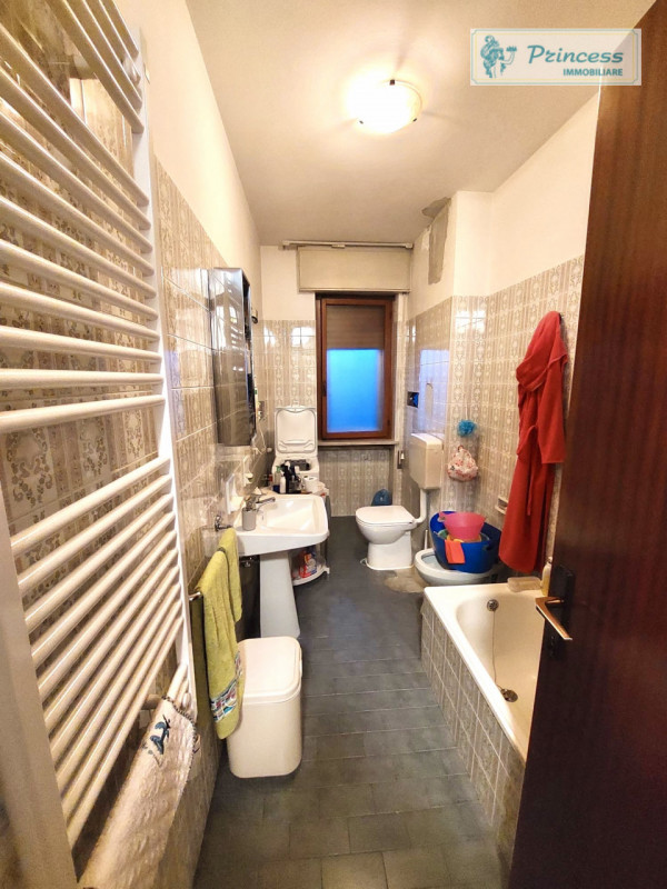 Proponiamo in vendita un ampio appartamento tricamere situato a Schio, in zona Sacro Cuore. Con u...