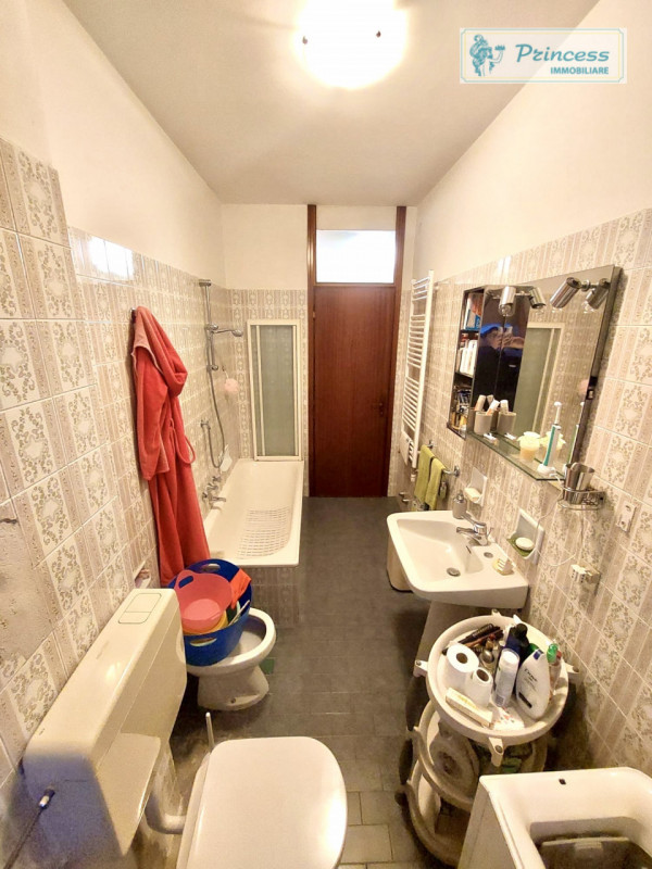 Proponiamo in vendita un ampio appartamento tricamere situato a Schio, in zona Sacro Cuore. Con u...