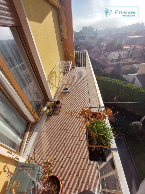 Proponiamo in vendita un ampio appartamento tricamere situato a Schio, in zona Sacro Cuore. Con u...