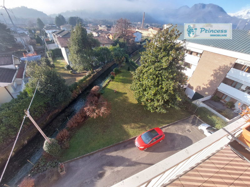 Proponiamo in vendita un ampio appartamento tricamere situato a Schio, in zona Sacro Cuore. Con u...