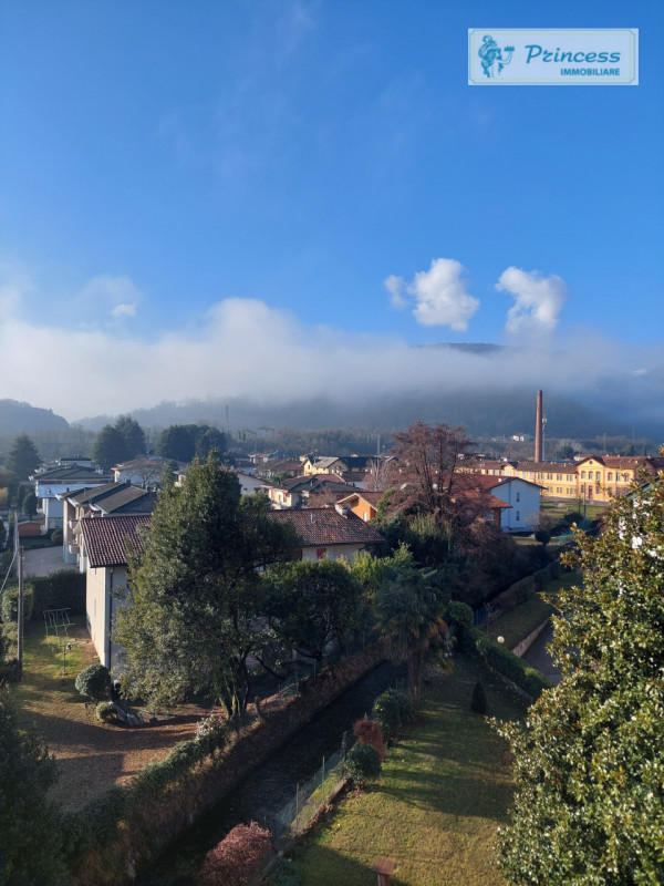 Proponiamo in vendita un ampio appartamento tricamere situato a Schio, in zona Sacro Cuore. Con u...