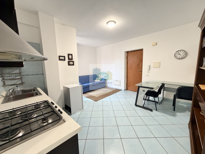 Situato nel centro pulsante di Casamicciola Terme, a pochi passi dalla storica Piazza Bagni e nel...