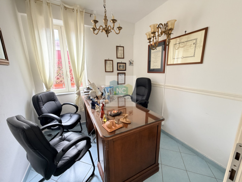 Situato nel centro pulsante di Casamicciola Terme, a pochi passi dalla storica Piazza Bagni e nel...