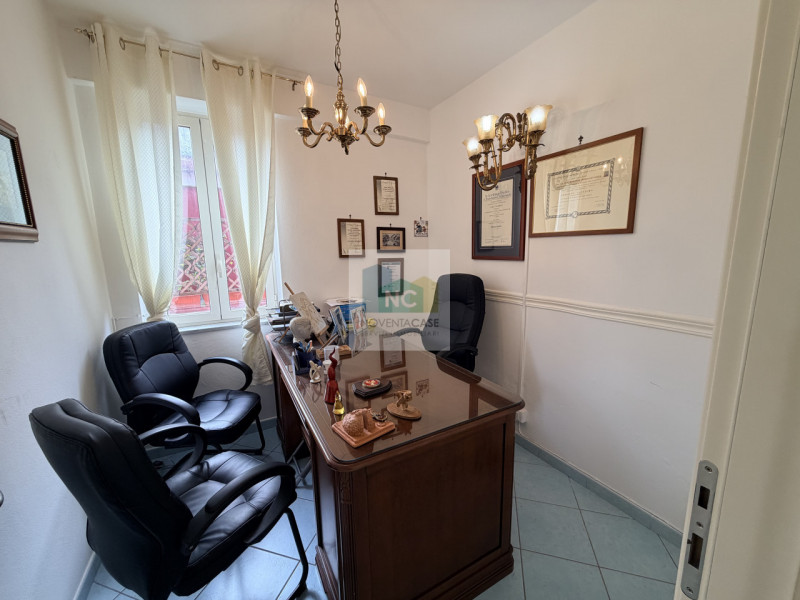 Situato nel centro pulsante di Casamicciola Terme, a pochi passi dalla storica Piazza Bagni e nel...