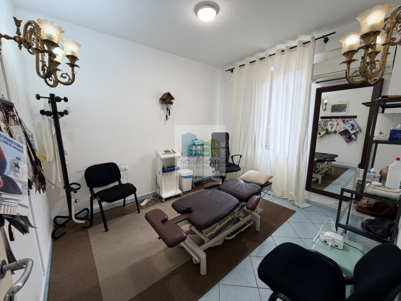 Situato nel centro pulsante di Casamicciola Terme, a pochi passi dalla storica Piazza Bagni e nel...