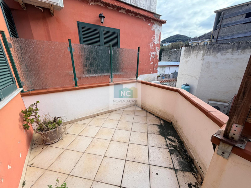 Situato nel centro pulsante di Casamicciola Terme, a pochi passi dalla storica Piazza Bagni e nel...