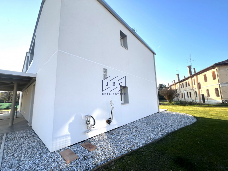 CESSALTO - (TV)
In una posizione strategica, a meno di un chilometro dal casello autostradale e n...