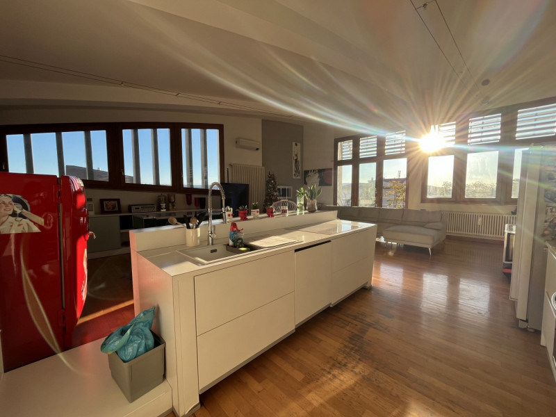 Luminoso attico limitrofo al centro, per chi ama distinguersi e godere di un grande terrazzo con ...