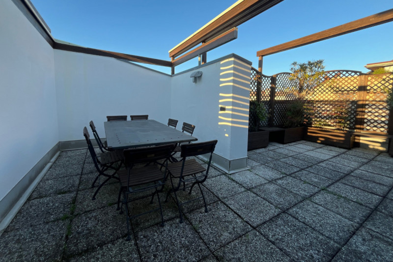 Luminoso attico limitrofo al centro, per chi ama distinguersi e godere di un grande terrazzo con ...