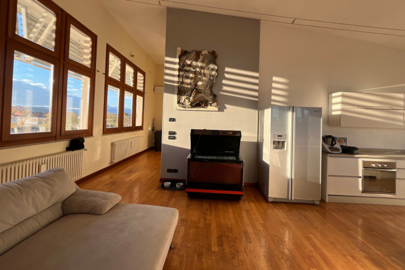 Luminoso attico limitrofo al centro, per chi ama distinguersi e godere di un grande terrazzo con ...