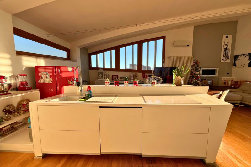 Luminoso attico limitrofo al centro, per chi ama distinguersi e godere di un grande terrazzo con ...