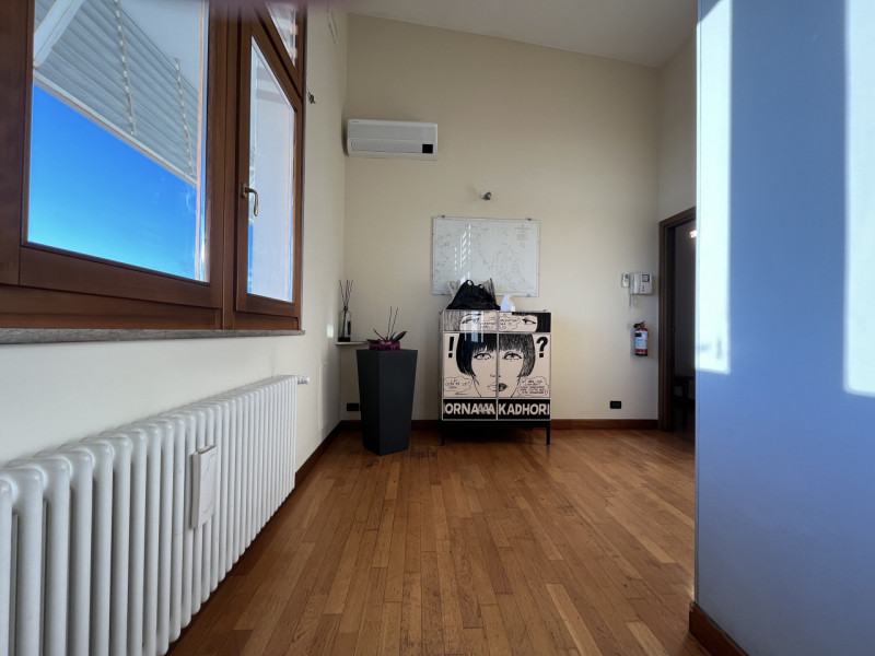 Luminoso attico limitrofo al centro, per chi ama distinguersi e godere di un grande terrazzo con ...