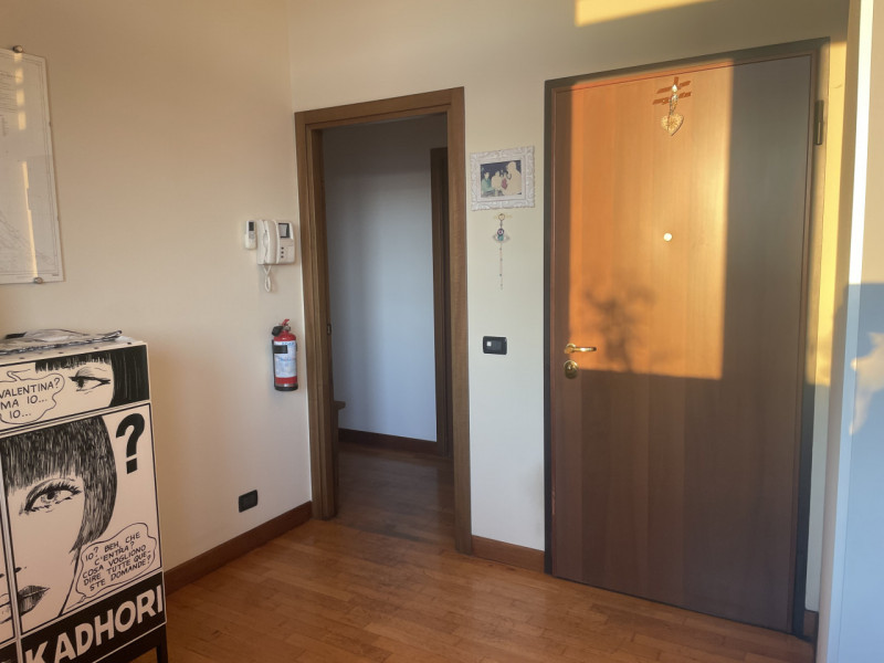 Luminoso attico limitrofo al centro, per chi ama distinguersi e godere di un grande terrazzo con ...