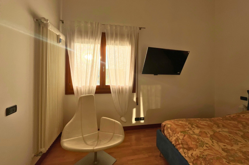 Luminoso attico limitrofo al centro, per chi ama distinguersi e godere di un grande terrazzo con ...