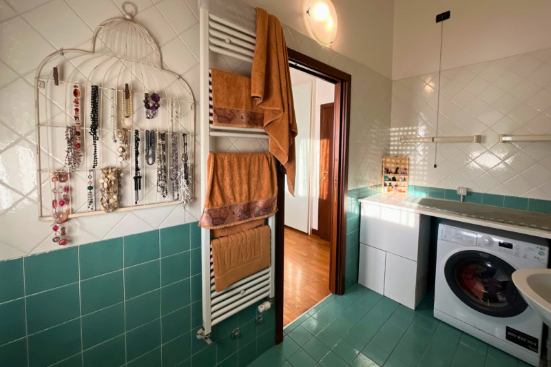 Luminoso attico limitrofo al centro, per chi ama distinguersi e godere di un grande terrazzo con ...