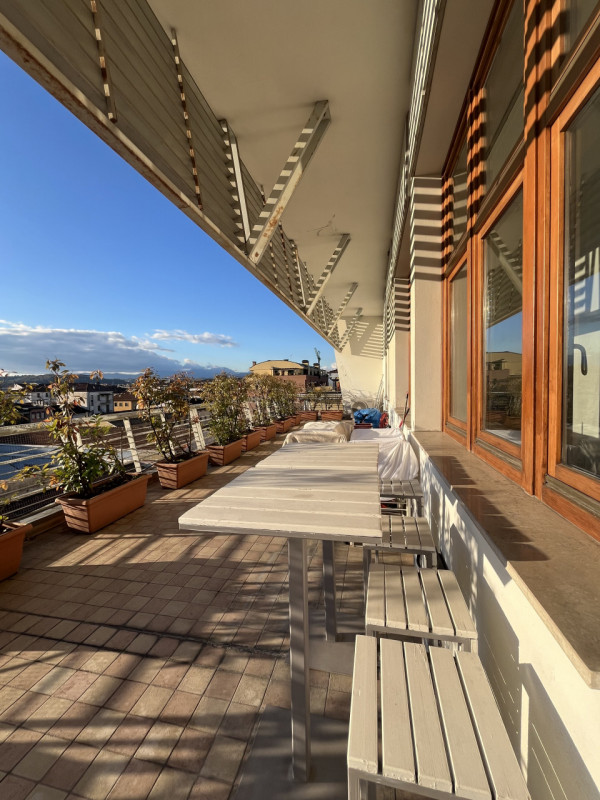 Luminoso attico limitrofo al centro, per chi ama distinguersi e godere di un grande terrazzo con ...