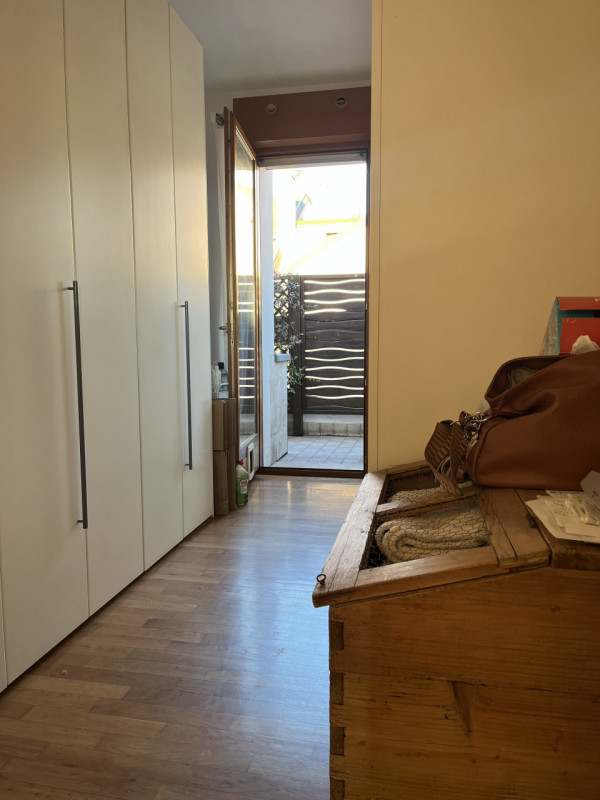 Luminoso attico limitrofo al centro, per chi ama distinguersi e godere di un grande terrazzo con ...