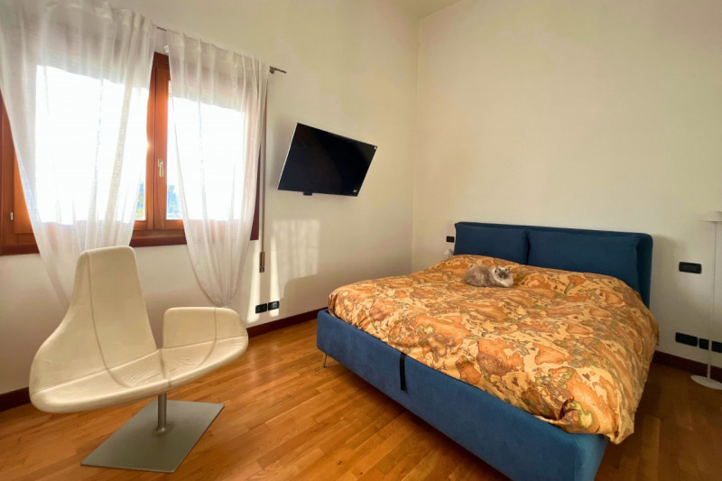 Luminoso attico limitrofo al centro, per chi ama distinguersi e godere di un grande terrazzo con ...