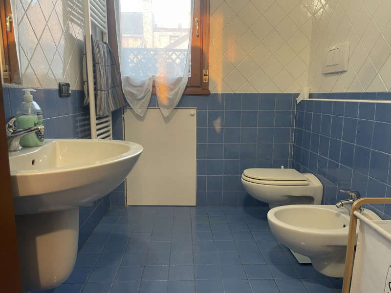 Luminoso attico limitrofo al centro, per chi ama distinguersi e godere di un grande terrazzo con ...