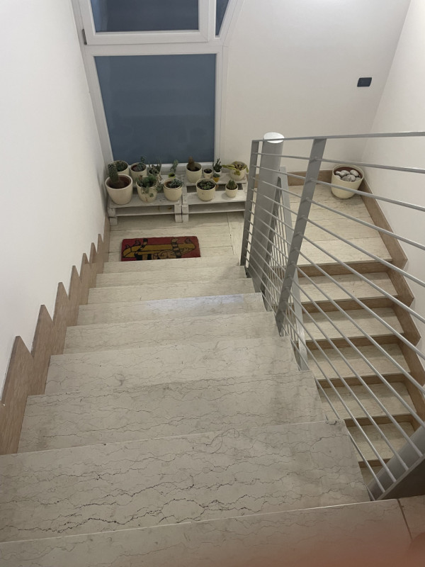 Luminoso attico limitrofo al centro, per chi ama distinguersi e godere di un grande terrazzo con ...