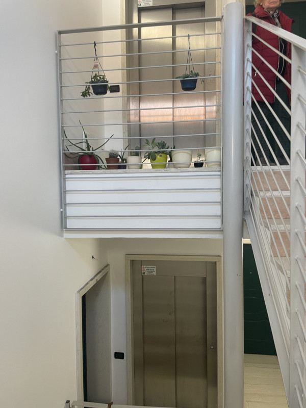 Luminoso attico limitrofo al centro, per chi ama distinguersi e godere di un grande terrazzo con ...