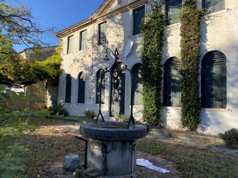 Splendida Villa Veneta dei primi 1700 con ampio parco nei pressi di Mira (VE). Composta da un cor...