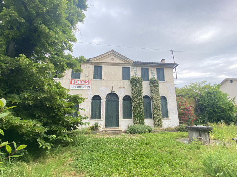 Splendida Villa Veneta dei primi 1700 con ampio parco nei pressi di Mira (VE). Composta da un cor...