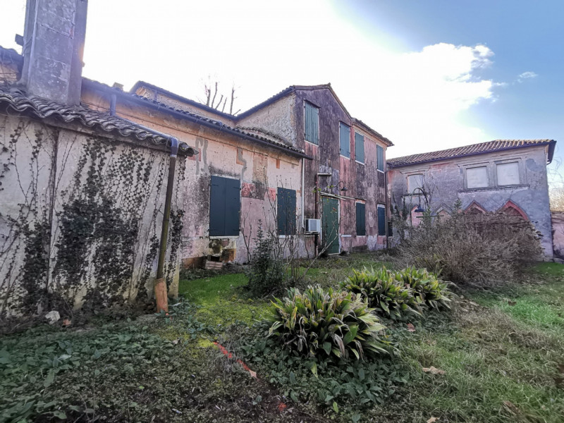 Splendida Villa Veneta dei primi 1700 con ampio parco nei pressi di Mira (VE). Composta da un cor...