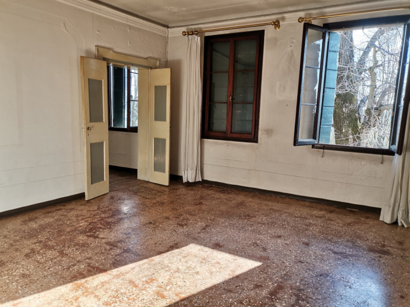 Splendida Villa Veneta dei primi 1700 con ampio parco nei pressi di Mira (VE). Composta da un cor...