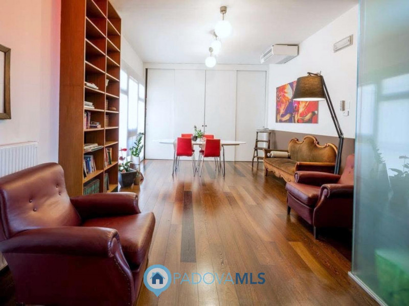 Immobile in esclusiva al Gruppo Padova MLS

OTTIMA CASA SINGOLA SU DUE LIVELLI CON GIARDINO PRIVA...